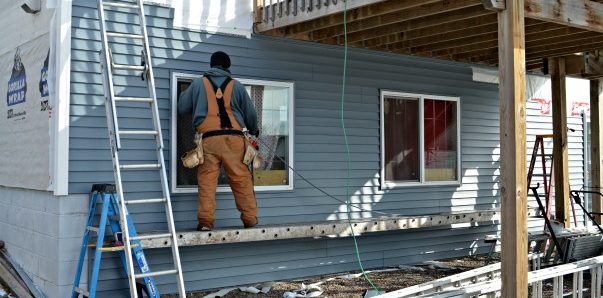 replace rotten wood siding: professional team