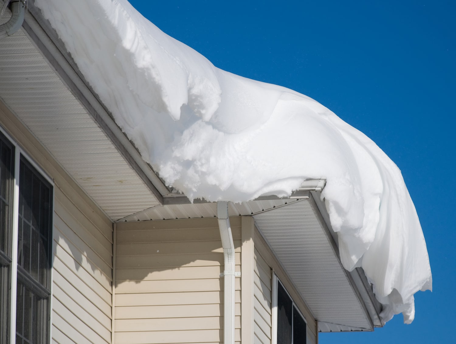how much snow can a roof hold dealing with buildup