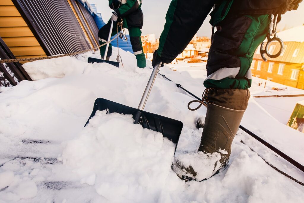 how much snow can a roof hold shoveling off roof