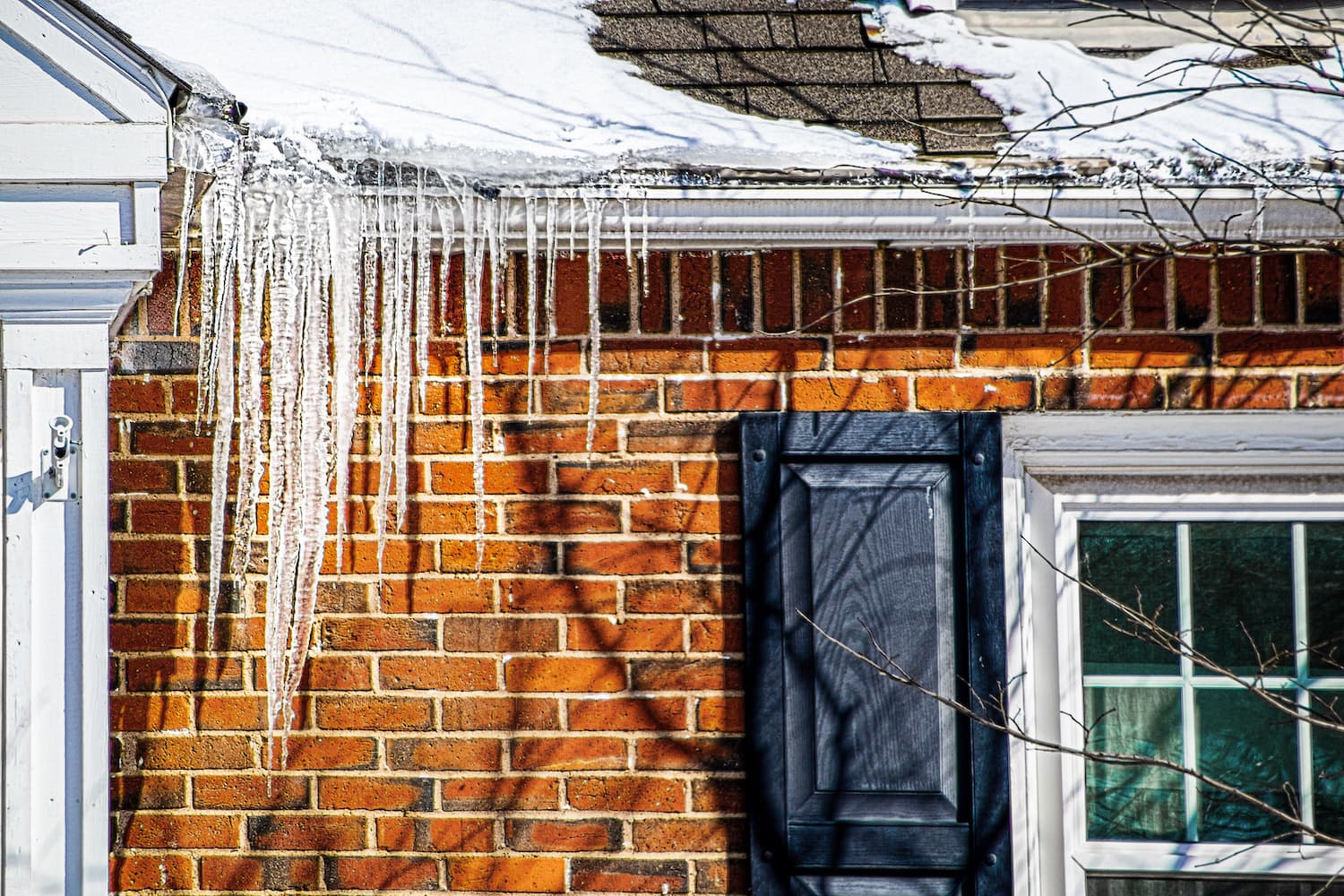 preventing ice dams in gutters getting gutter cleaned