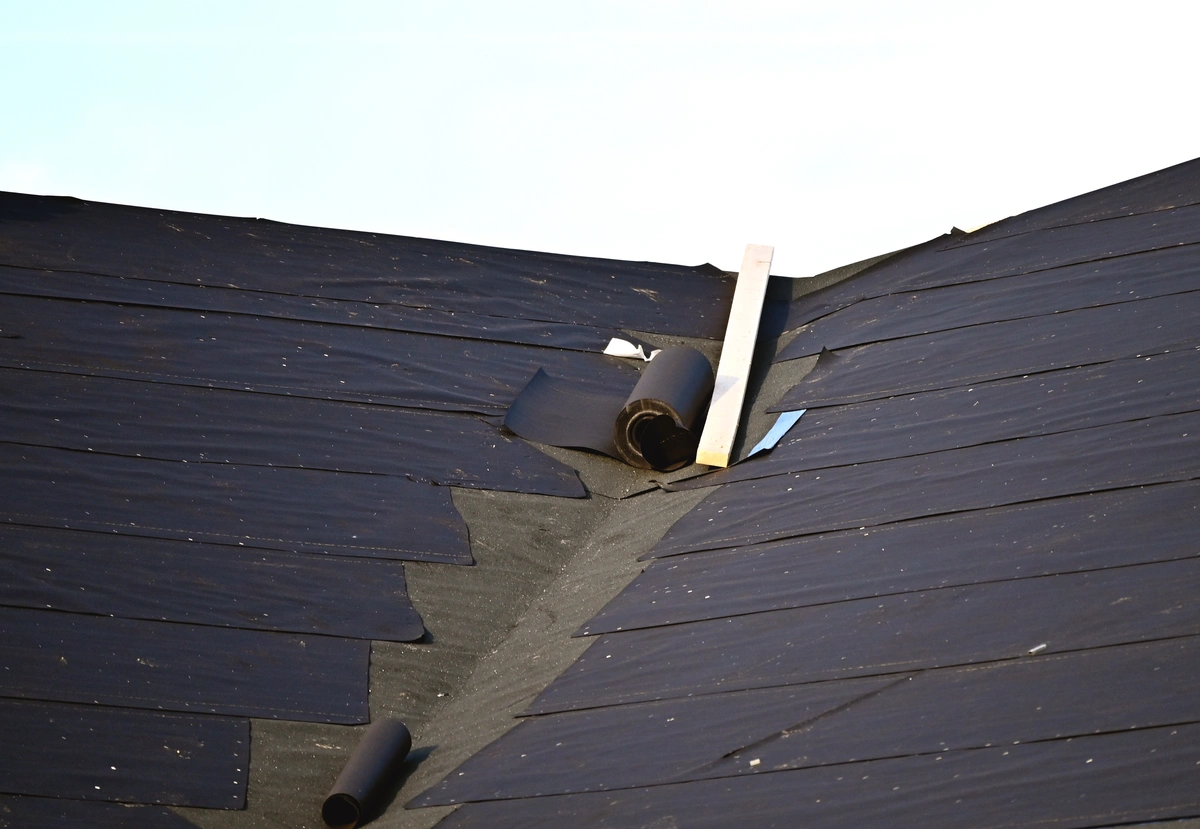 installing roof underlayment