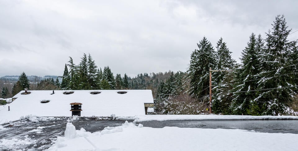 how much snow can a flat roof hold-flat residential roof in the process of having snow removed
