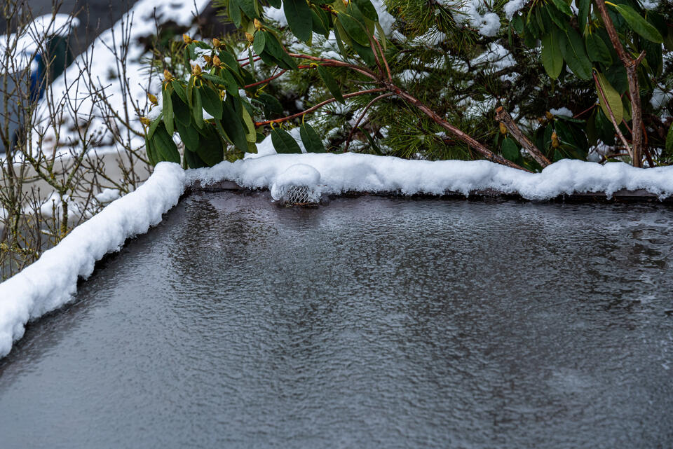 how much snow can a flat roof hold-snow and ice building up on a flat roof