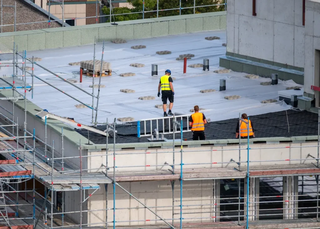 installing commercial roof